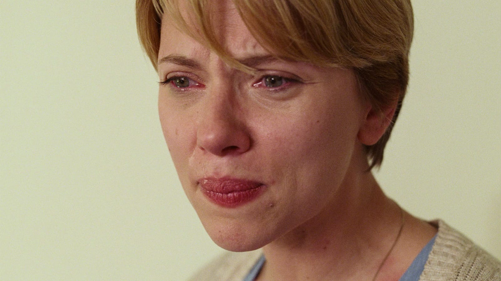 Gros plan de Scarlett Johansson en larmes dans Marriage Story
